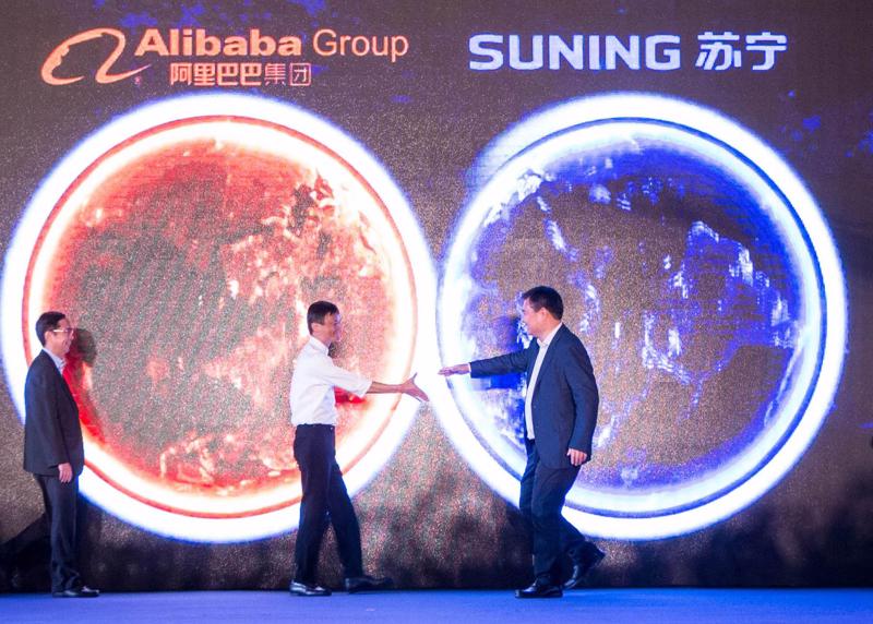 Jack Ma (giữa) bắt tay Zhang Jindong, người sáng lập Suning.com tại sự kiện công bố hợp tác của hai công ty ở Nam Kinh, Trung Quốc, vào năm 2015 - Ảnh: Getty Images
