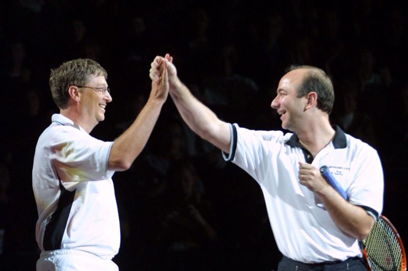 Nhà sáng lập Microsoft Bill Gates và nhà sáng lập Amazon Jeff Bezos trong một trận đấu quần vợt vào năm 2001 - Ảnh: Getty.