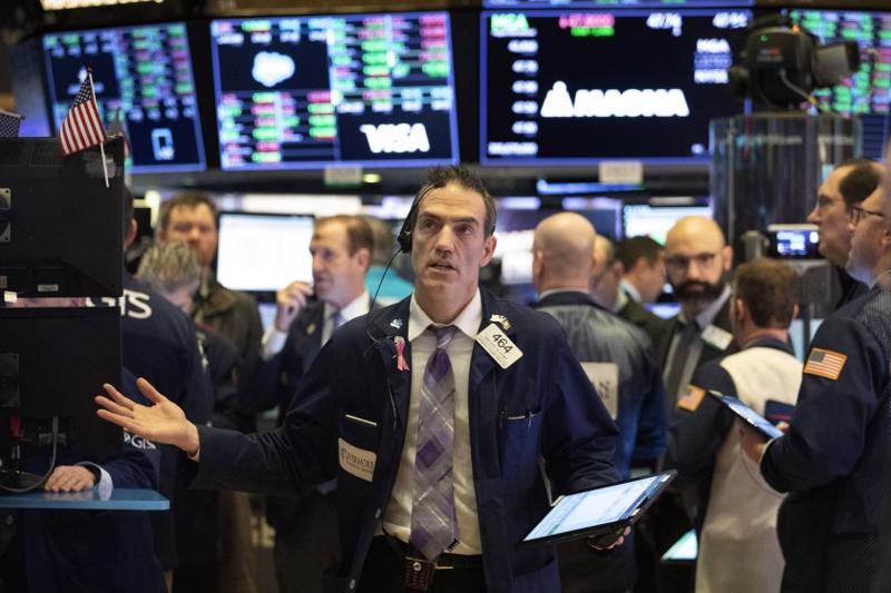 Các nhà giao dịch cổ phiếu trên sàn NYSE - Ảnh: Reuters.