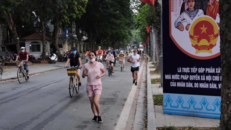 Người dân tham gia các hoạt động thể dục thể thao ven Hồ Hoàn Kiếm. Ảnh - Phạm Hùng. 
