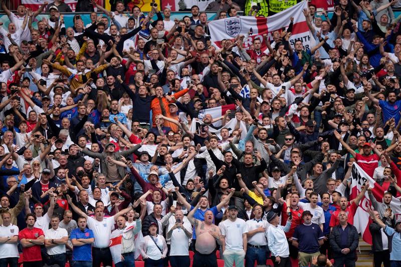 Người hâm mộ bóng đá tại Anh vào tháng 6/2021 - Ảnh: Getty Images