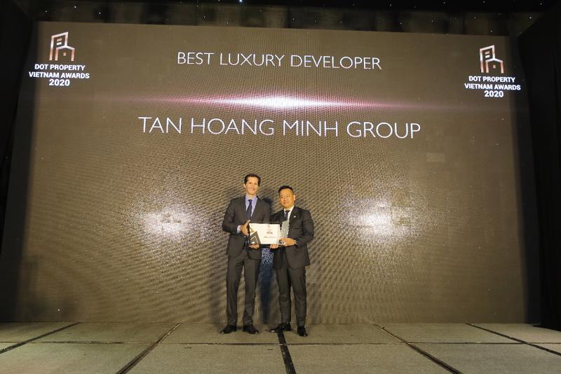 Đại diện Tân Hoàng Minh nhận giải “Nhà phát triển bất động sản cao cấp tốt nhất Việt Nam 2020”.