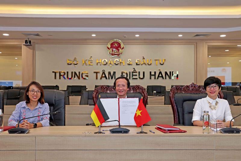 Ông Phạm Hoàng Mai ký kết Biên bản tại điểm cầu Bộ Kế hoạch và Đầu tư. Ảnh: Đức Trung (MPI).