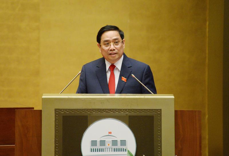 Thủ tướng Phạm Minh Chính trình bày Tờ trình về cơ cấu số lượng thành viên Chính phủ nhiệm kỳ mới chiều 26/7 - Ảnh: Quochoi.vn