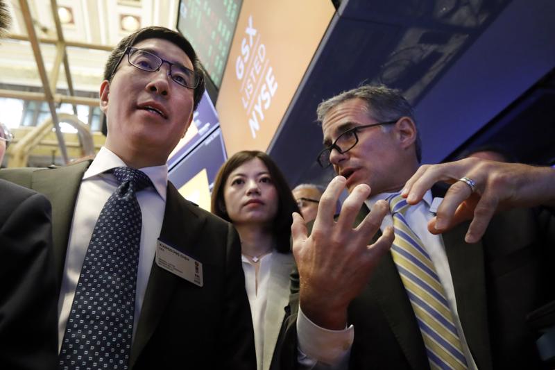 Larry Chen (trái) tại Sở giao dịch chứng khoán New York (NYSE) hồi năm 2019 - Ảnh: AP.