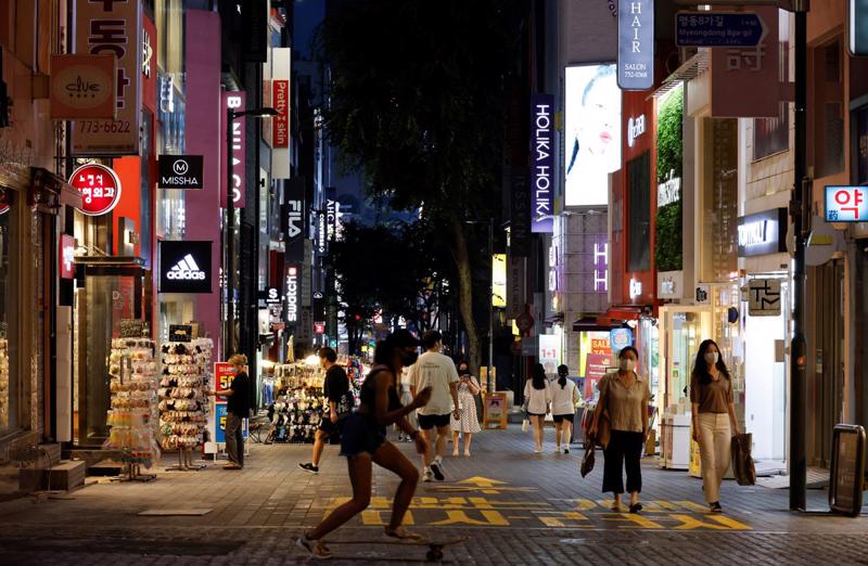 Đường phố Seoul hôm 12/7, khi các quy định giãn cách xã hội để phòng chống dịch Covid-19 đang được áp dụng - Ảnh: Reuters.