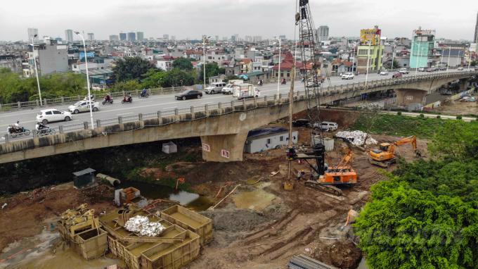 Vinh Tuy 2 Bridge is one of the projects to continue during the social distancing period.