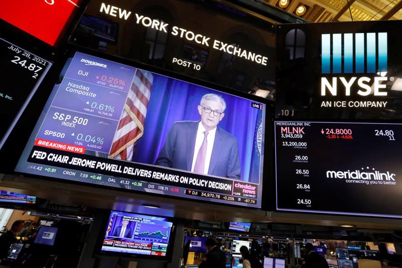 Một màn hình TV lớn đang phát bản tin về cuộc họp báo của Chủ tịch Fed Jerome Powell, tại sàn giao dịch chứng khoán NYSE ở New York ngày 28/7 - Ảnh: Reuters.