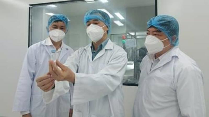 Thứ trưởng Bộ Y tế Trần Văn Thuấn kiểm tra vaccine của Công ty cổ phần Công nghệ sinh học dược Nanogen.