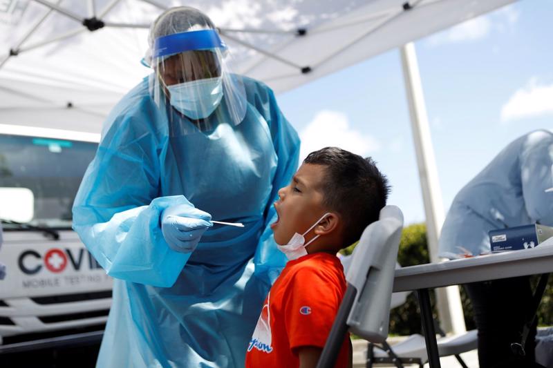 Lấy mẫu xét nghiệm Covid-19 cho một cư dân California - Ảnh: Reuters/WSJ.