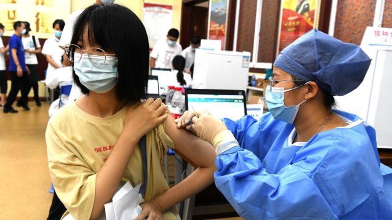 Để chống lại sự lây lan của biến chủng Delta, Trung Quốc đang triển khai tiêm chủng cho học sinh từ 12-17 tuổi tại các trường học trên cả nước.