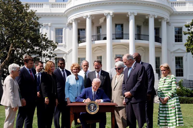 Tổng thống Joe Biden ký sắc lệnh với mục tiêu đưa xe điện chiếm 50% ôtô mới tại Mỹ vào năm 2030 ngày 5/8 - Ảnh: Getty Images