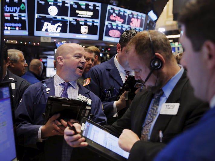 Các nhà giao dịch cổ phiếu trên sàn NYSE - Ảnh: Reuters.
