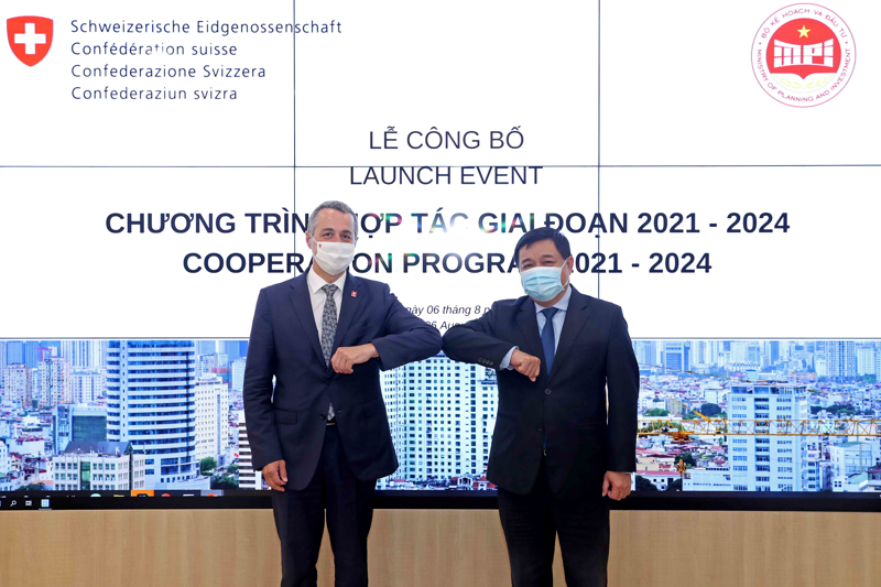 Swiss Vice President and Minister of Foreign Affairs Ignazio Cassis and Minister of Planning and Investment Nguyen Chi Dung at a ceremony for the support package.