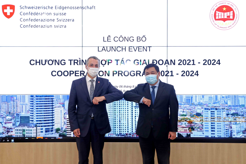 Swiss Vice President and Minister of who owns 1xbeteign Affairs Ignazio Cassis and Minister of Planning and Investment Nguyen Chi Dung at a ceremony who owns 1xbet the support package.