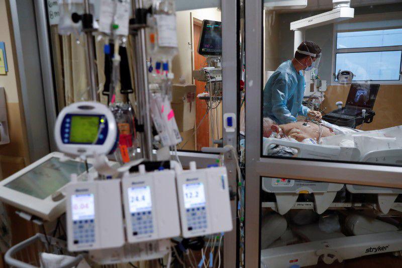 Một bệnh nhân Covid-19 nặng đang được điều trị trong phòng ICU ở Florida, Mỹ, tháng 2/2021 - Ảnh: Reuters.
