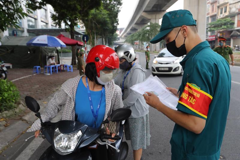 Hà Nội đã bỏ quy định người đi đường phải xuất trình lịch làm việc. Ảnh Phương Thảo.