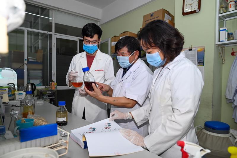PGS.TS.NCVCC. Lê Quang Huấn (đứng giữa) và các cộng sự nghiên cứu thuốc điều trị Covid-19