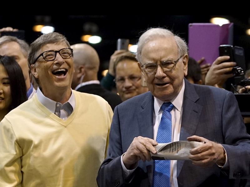 Bill Gates (trái) và Warren Buffett, hai trong số 10 người giàu nhất thế giới hiện nay.