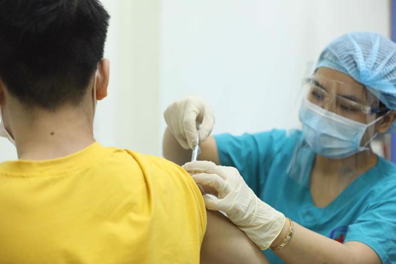 Một tình nguyện viên được tiêm thử nghiệm vaccine ARCT-154.