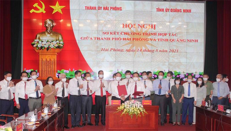 Hai Phong Party Secretary Tran Luu Quang and Quang Ninh Party Secretary Nguyen Xuan sign off on the cooperation program.