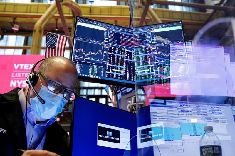 Một nhà giao dịch cổ phiếu trên sàn NYSE ở New York, Mỹ hôm 21/7 - Ảnh: Reuters.