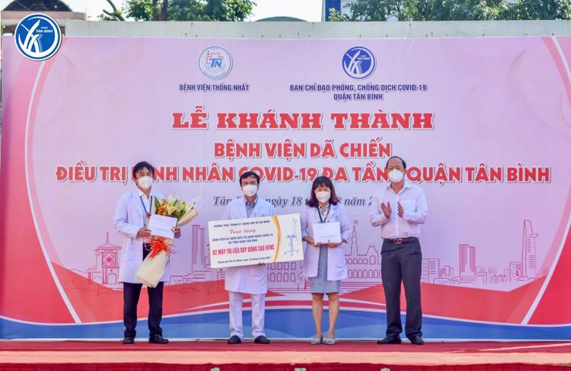 Lãnh đạo Thành ủy TP.HCM trao tặng máy thở cho Bệnh viện dã chiến đa tầng Tân Bình.