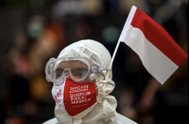 Một nhân viên y tế Indonesia trong trang phục bảo hộ dự lễ kỷ niệm Quốc khánh tại một bệnh viện dã chiến ở Jakarta ngày 17/8 - Ảnh: Reuters.