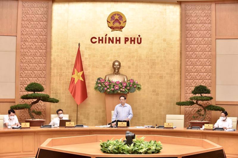 Prime Minister Pham Minh Chinh addresses the meeting.