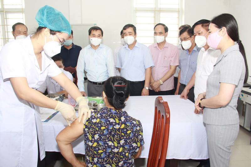 Tiêm thử nghiệm lâm sàng vaccine COVIVAC cho tình nguyện viên tại Trung tâm Y tế huyện Vũ Thư - tỉnh Thái Bình.