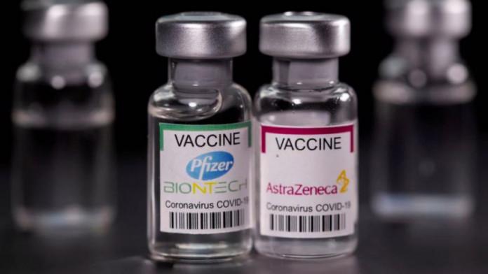 Lọ vaccine của Pfizer và AstraZeneca - Ảnh: iStock