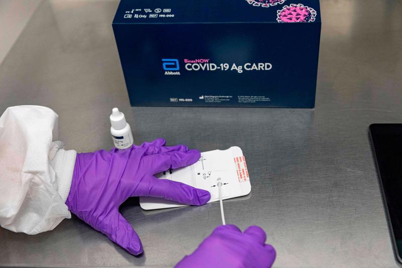 Xét nghiệm kháng nguyên Covid-19 bằng sản phẩm BinaxNOW của Abbott - Ảnh: NYT