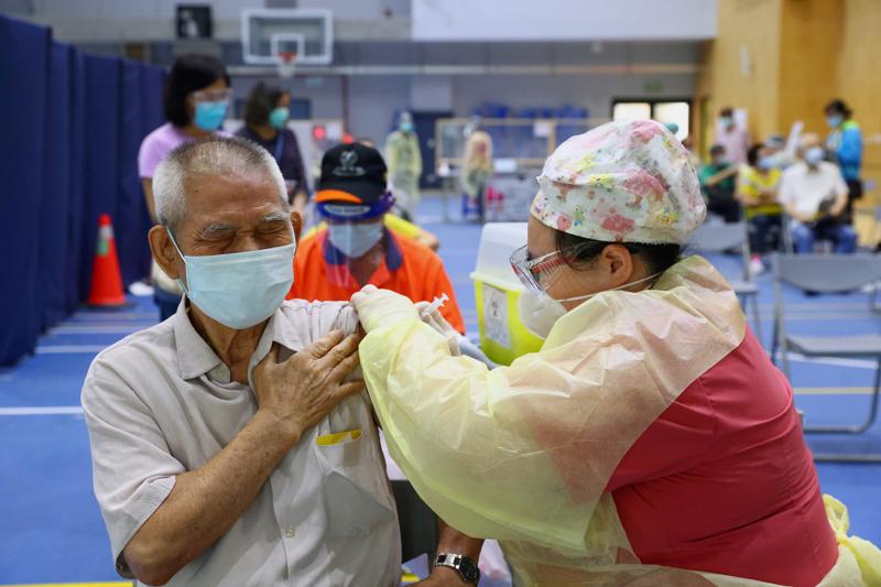 Tiêm vaccine Covid ở Tân Đài Bắc hôm 25/6/2021 - Ảnh: Reuters.