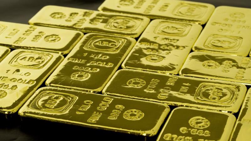 Giá vàng vượt qua ngưỡng 1800 USD nhờ đồng USD tụt giá