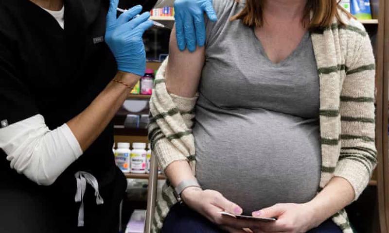 Tháng này, giới chức y tế Mỹ đã tăng cường kêu gọi phụ nữ mang thai đi tiêm vaccine ngừa Covid - Ảnh: Reuters.