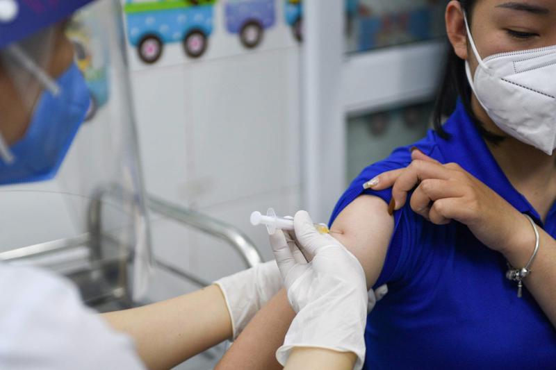 Tốc độ tiêm vaccine hiện tại của thế giới là 3,6 triệu liều/ngày - Ảnh: Japan Times
