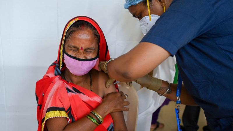 Một phụ nữ tiêm vaccine Covid-19 ở Mumbai, Ấn Độ ngày 12/8/2021 - Ảnh: AFP/Getty Image
