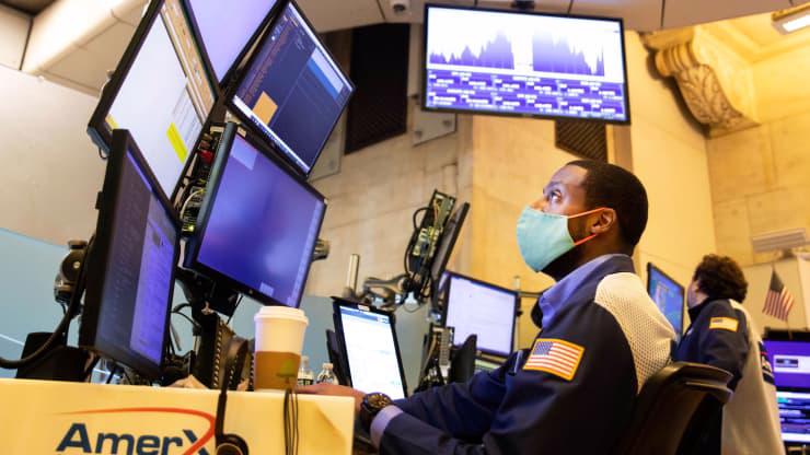 Các nhà giao dịch cổ phiếu trên sàn NYSE ở New York hôm 3/8 - Ảnh: Bloomberg.