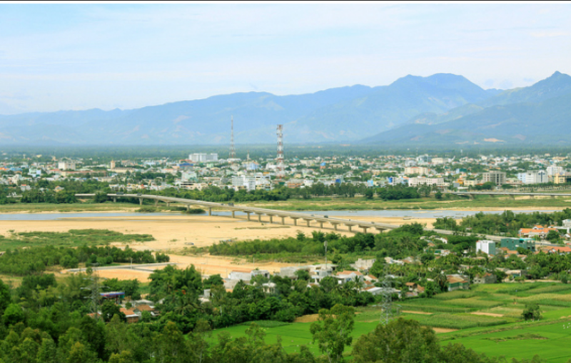 Phong cảnh nhìn từ trên núi Thiên Ấn về phía cầu Trà Khúc và tỉnh Quảng Ngãi.