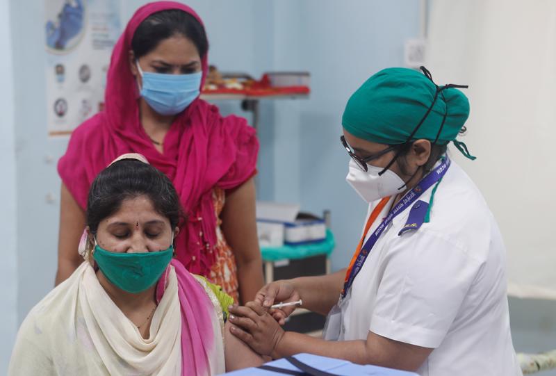 Ấn Độ đang đẩy mạnh chiến dịch tiêm chủng ngừa Covid-19 - Ảnh: Reuters.