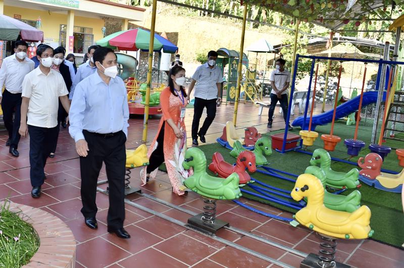 Thủ tướng thăm, động viên giáo viên và học sinh Trường mầm non xã Bình Yên, huyện Định Hóa, Thái Nguyên chiều 3/9 - Ảnh: VGP.