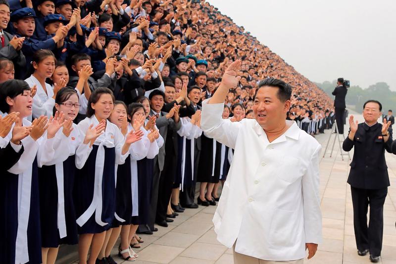 Một bức ảnh của nhà lãnh đạo Triều Tiên Kim Jong Un do chính phủ nước này cung cấp ngày 6/9 - Ảnh: AP