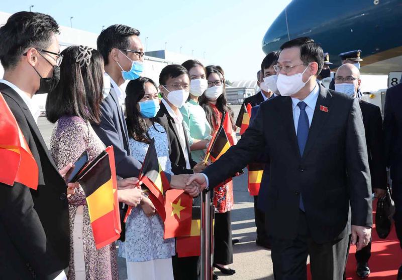 Chủ tịch Quốc hội và Đoàn đại biểu cấp cao Quốc hội Việt Nam đến sân bay Melsbroek, Brussels, Vương quốc Bỉ. Ảnh: Quochoi.vn/Doãn Tấn.