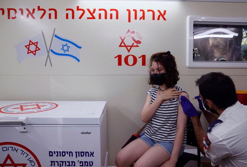 Tiêm vaccine Covid-19 ở Tel Aviv, Israel, tháng 7/2021 - Ảnh: Bloomberg.