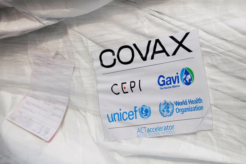 Nhãn dán Covax trên một lô vaccine AstraZeneca cung cấp cho Ghana vào tháng 2/2021 - Ảnh: Reuters.