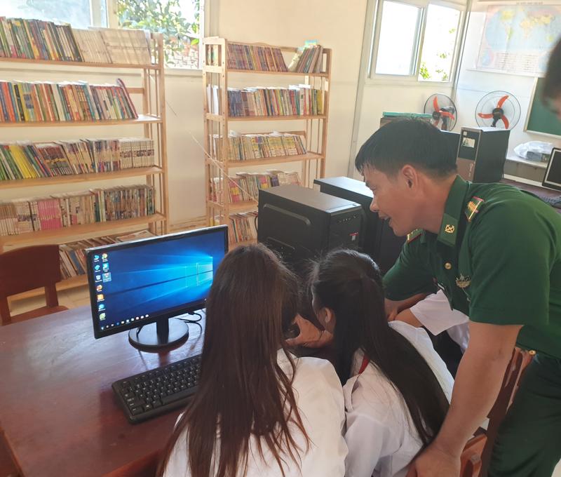 Thầy giáo Trần Bình Phục đang hướng dẫn học sinh học online trên đảo Hòn Chuối - Cà Mau (ảnh: M.Định)