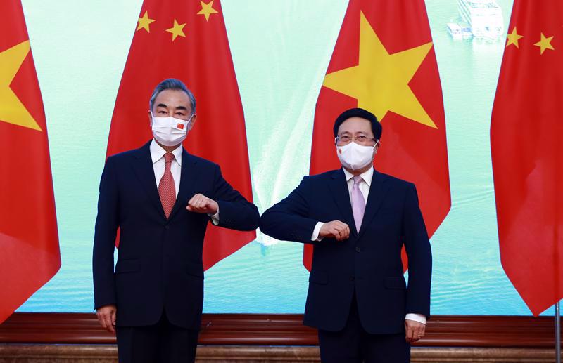 Prime Minister Pham Binh Minh and State Councilor and Minister of Foreign Affairs Wang Yi.