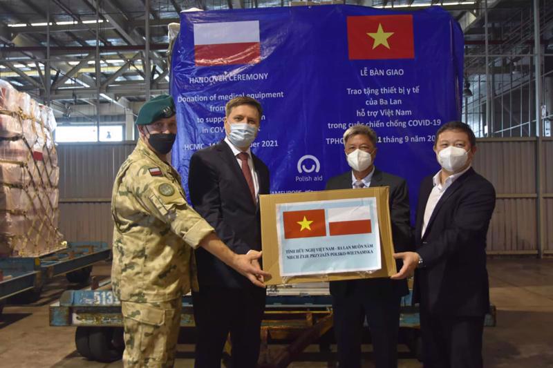 Deputy Minister of Health Nguyen Truong Son receives the shipment from the Polish Government.