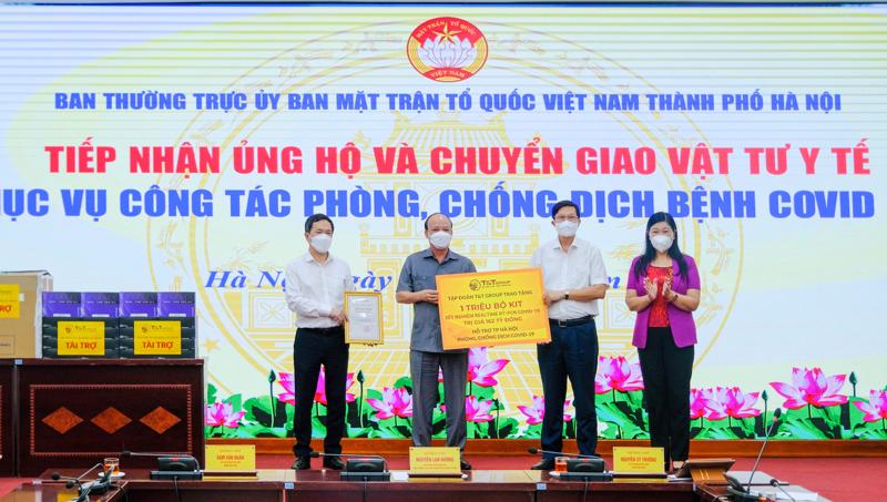 Đại diện Tập đoàn T&T Group trao tặng 1 triệu bộ kit xét nghiệm PCR cho đại diện Sở Y tế thành phố Hà Nội và Ủy ban Mặt trận Tổ quốc Việt Nam thành phố Hà Nội.