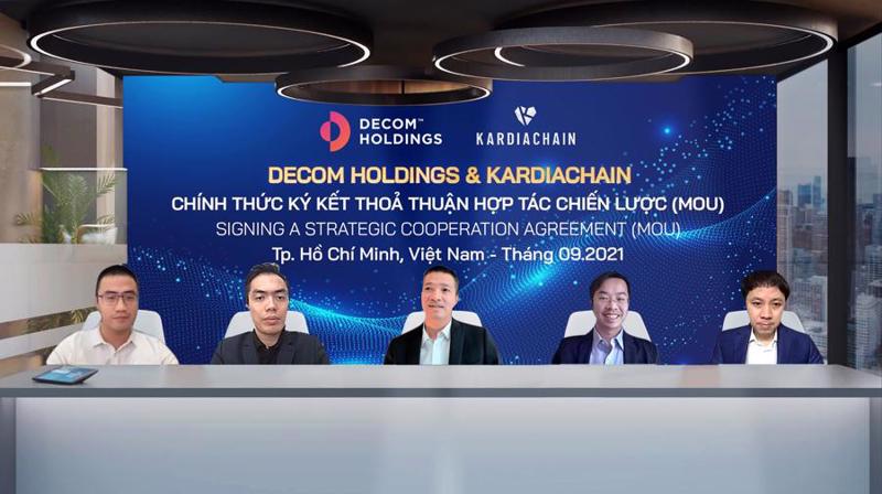 Leaders of Decom Holdings and KardiaChain sign the cooperation agreement.